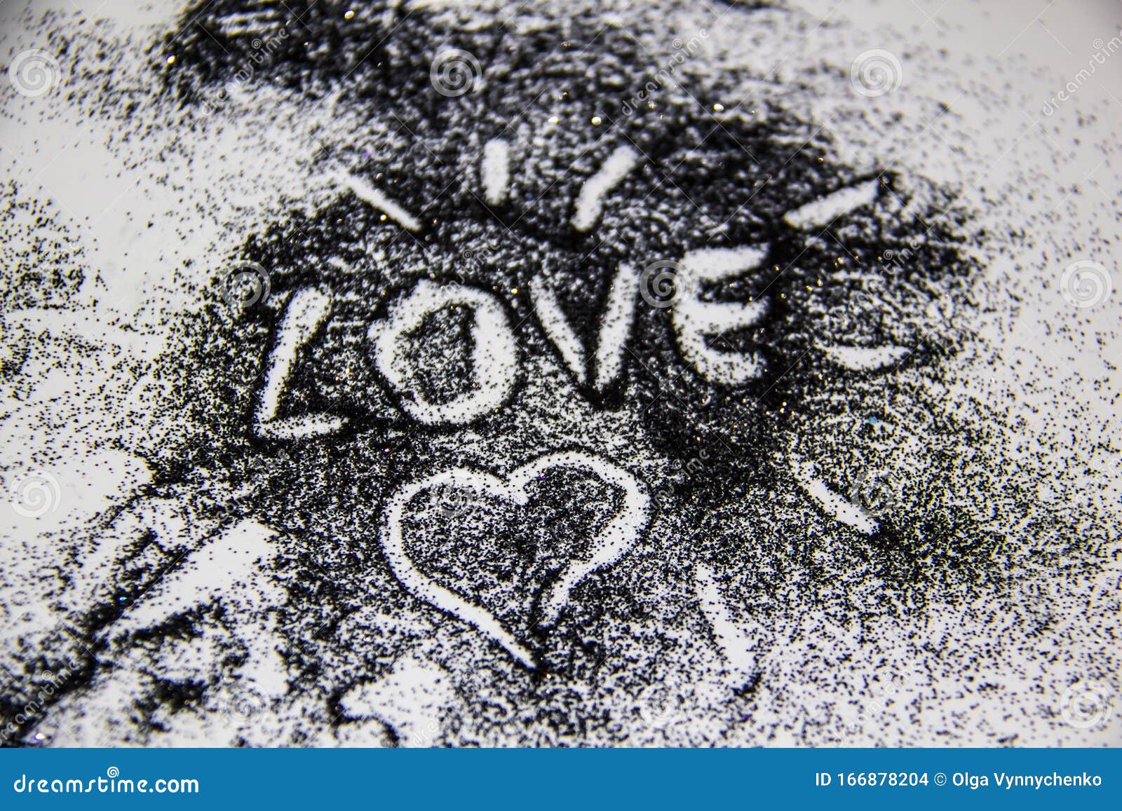 白色背景上的黑色亮光a Word Love And A Heart Painted On The Black Sand 库存照片 图片包括有油漆 黑暗 白色背景上的黑色亮光a Word Love And A Heart Painted On The Black Sand 库存照片 图片包括有油漆 黑暗