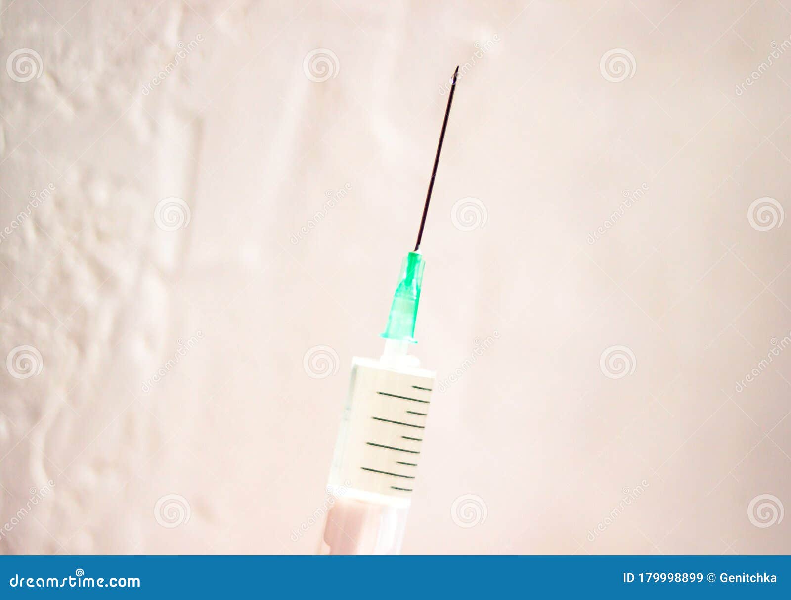 白色背景下医用肌肉注射用药的喷针针库存图片 图片包括有下落 蠢材 露水 麻醉 剂量 背包 白色背景下医用肌肉注射用药的喷针针库存图片 图片包括有下落 蠢材 露水 麻醉 剂量 背包