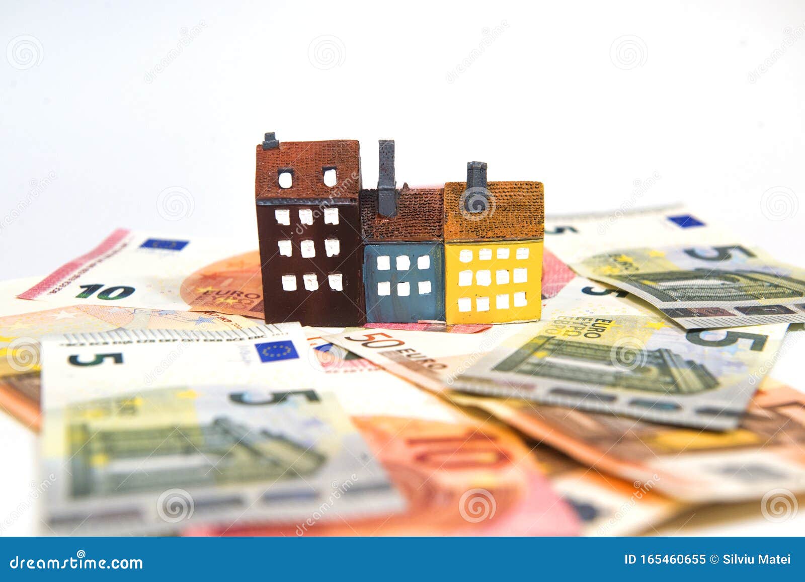 白色背景下的房地产概念 房屋与金钱库存图片 图片包括有投资 概念 日程表 背包 负债 定金 白色背景下的房地产概念 房屋与金钱库存图片 图片包括有投资 概念 日程表 背包 负债 定金