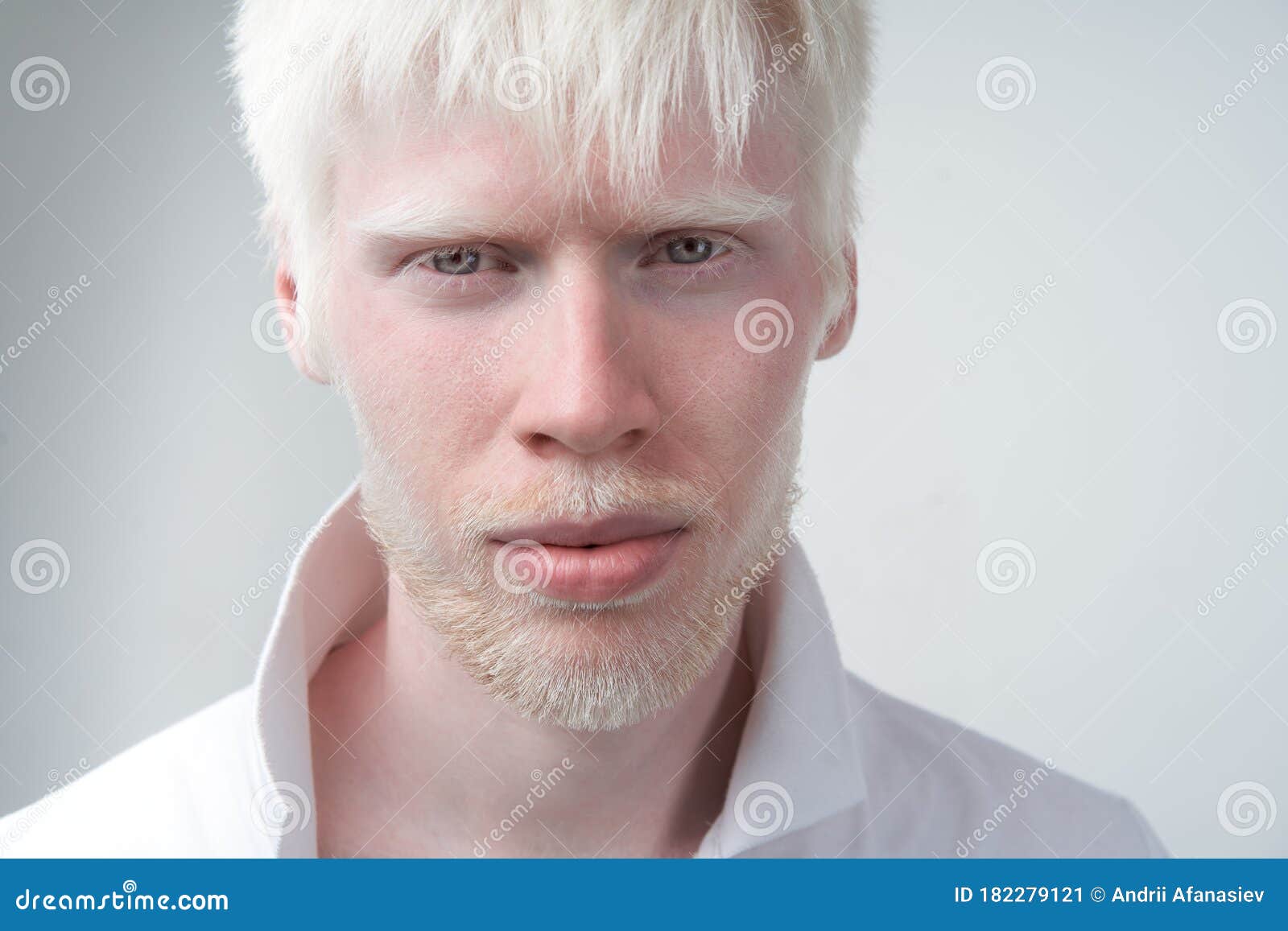白色背景中一个白化男的画像异常偏差奇貌库存图片 图片包括有奇貌 白色背景中一个白化男的画像