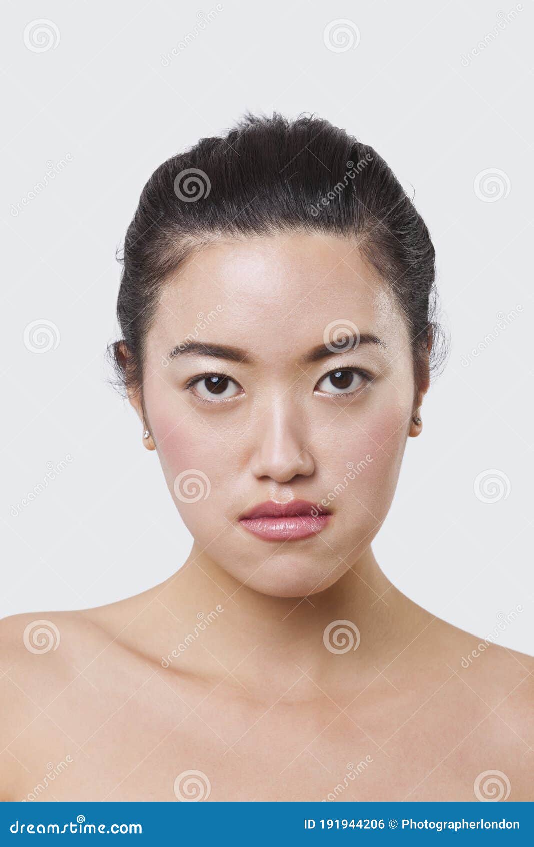 白色背景中微笑的年轻中国女性的美人肖像库存照片 图片包括有确信 事业 日语 工作 女孩 白色背景中微笑的年轻中国女性的美人肖像库存照片 图片包括有确信 事业 日语 工作 女孩