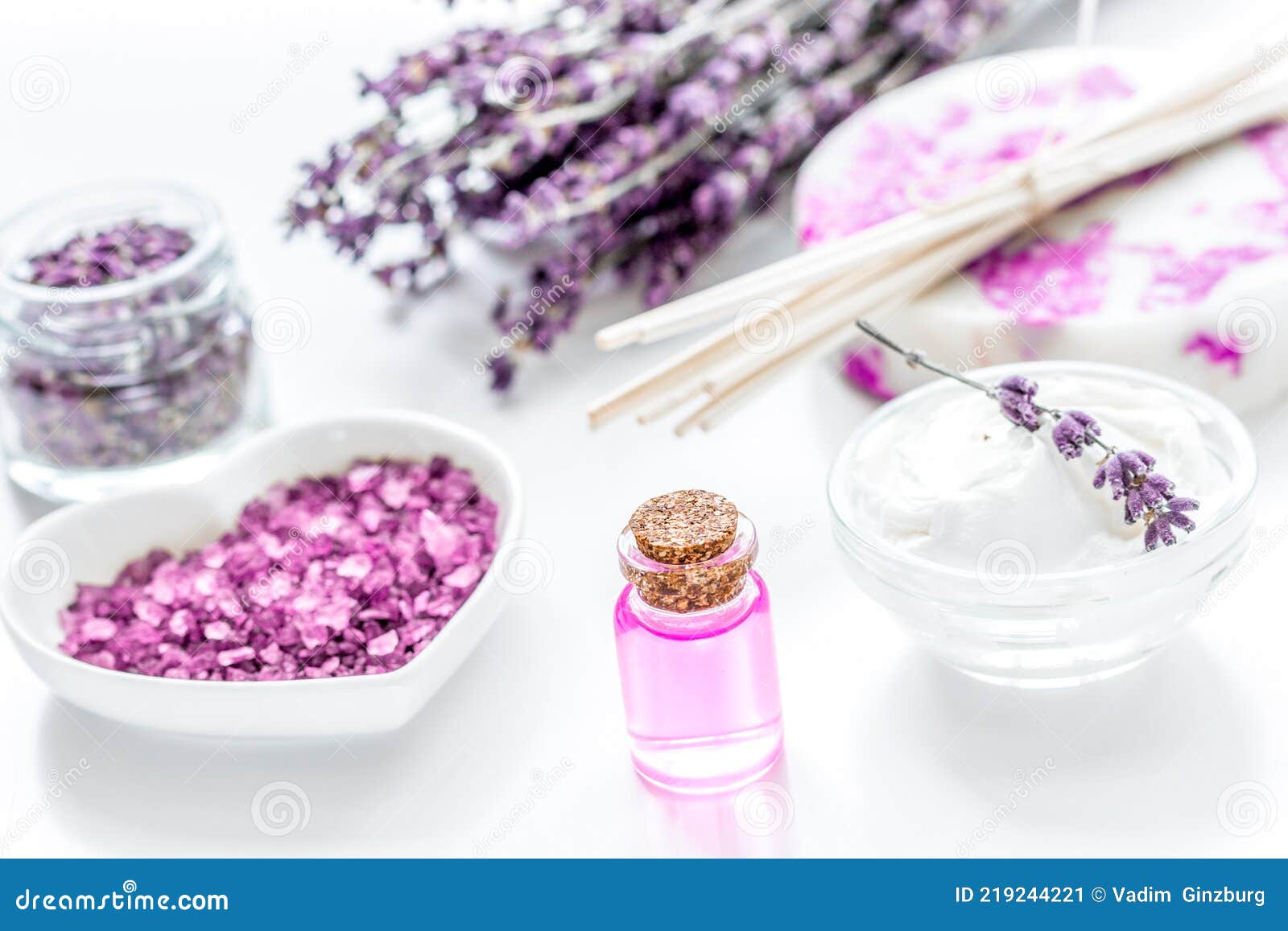 白色背景中淡紫色花瓣的天然香草化妆品库存图片. 图片包括有背包, 卑鄙, 爱好健美者, 处理, 棍子- 219244221