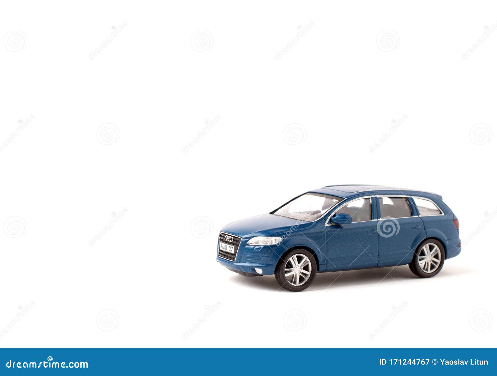 白色背景中的蓝色铁牌玩具车奥迪q7 越野车复制空间运动型多功能车图库摄影片 图片包括有说明 前面