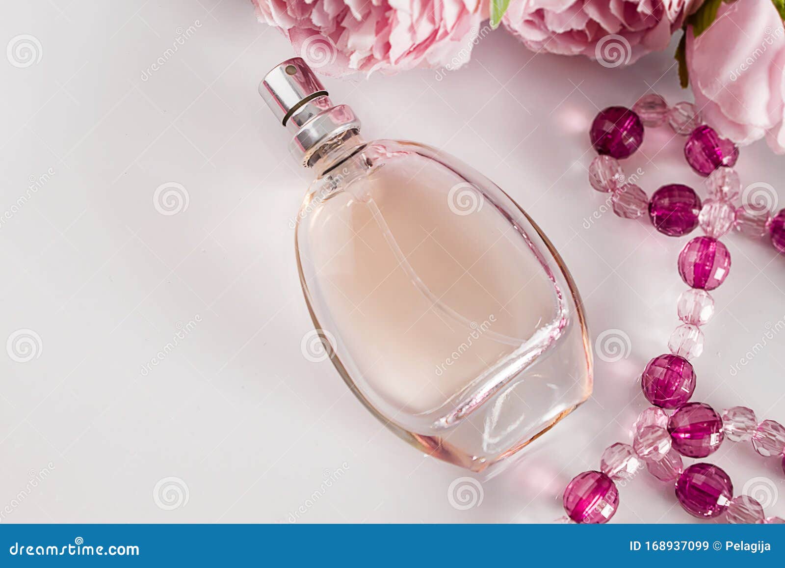 白色背景中的香水瓶和花库存图片 图片包括有赞誉 亚诺河 粉红色 香味 关键字 设计 构成