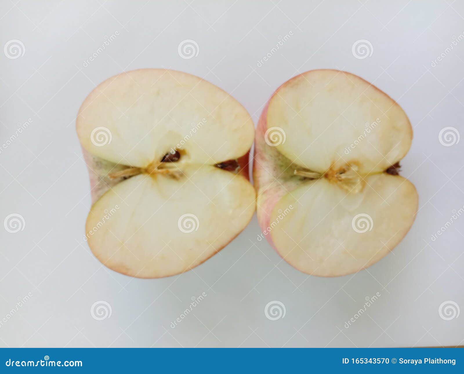 白色背景中突显的红苹果半片特写库存照片 图片包括有白色背景中突显的红苹果半片特写 白色背景中突显的红苹果半片特写库存照片 图片包括有白色背景中突显的红苹果半片特写