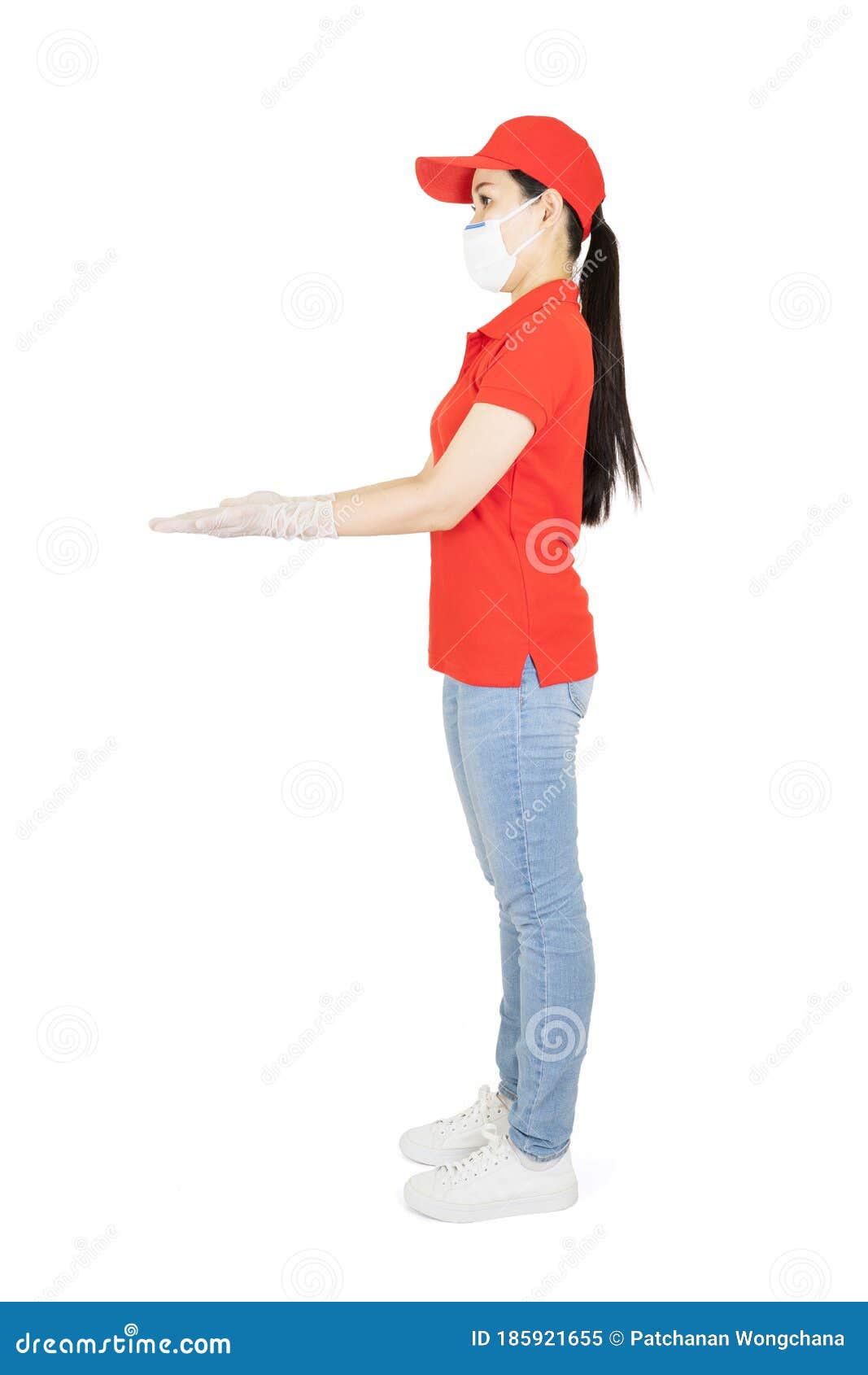 白色背景中赤色制服的亚洲送女戴防护面具和医用手套的快递员 库存图片 图片包括有发运 食物 白色背景中赤色制服的亚洲送女戴防护面具和医用手套的快递员 库存图片 图片包括有发运 食物