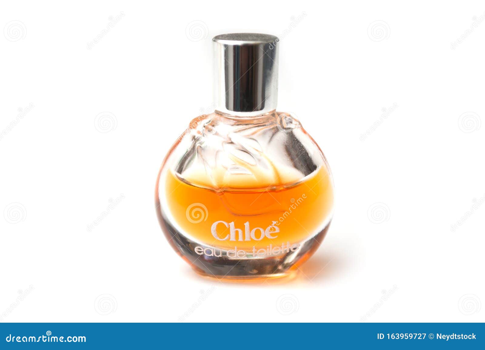 白色背景中透明瓶中的克洛伊香水图库摄影片 图片包括有典雅 女性 设计 查出 魅力 精华