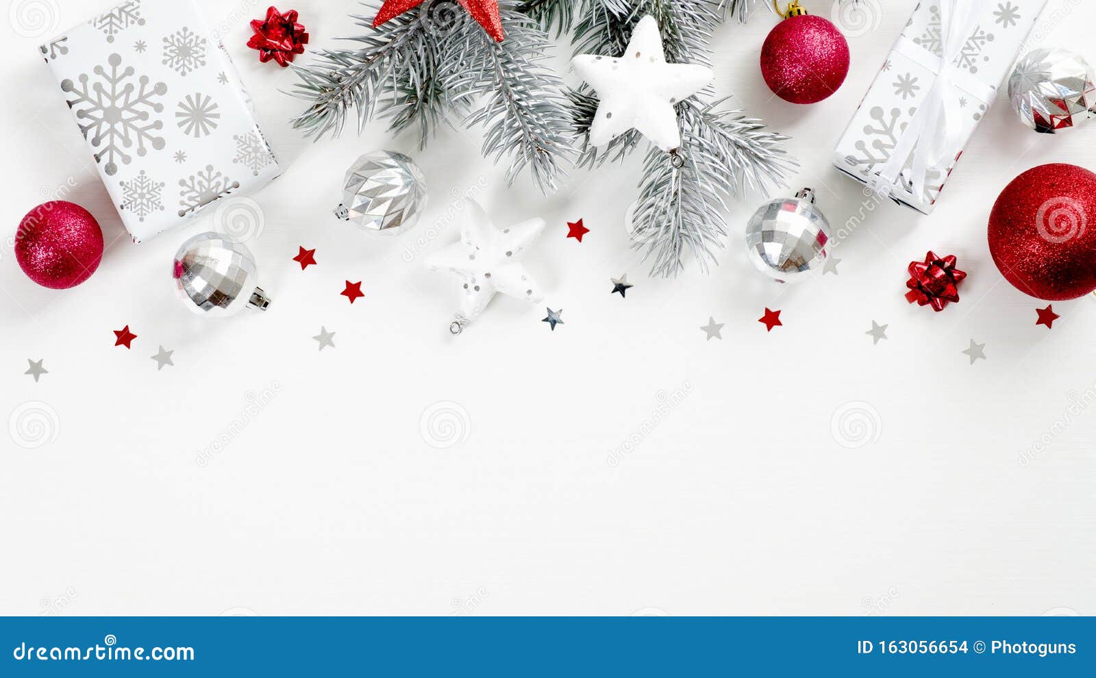 白色背景的圣诞节礼物 有松枝 红银装饰xmas框架顶部边框库存照片 图片包括有装饰 背包 白色背景的圣诞节礼物 有松枝 红银装饰xmas框架顶部边框库存照片 图片包括有装饰 背包