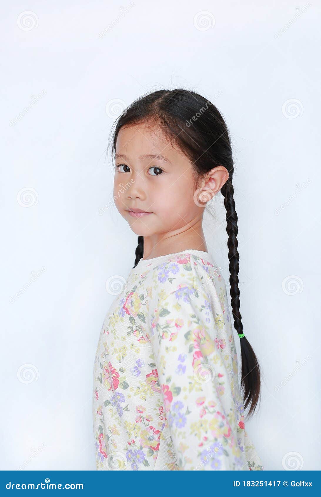 白色背景背后看相机的可爱亚洲小女孩库存图片. 图片包括有和平, 孩子  image