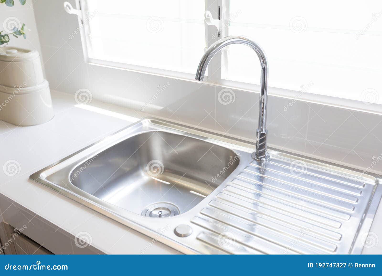 白色花岗岩台面不锈钢厨房水槽细节库存图片 图片包括有流失 弯脚的 干净 住宅 属性 搅拌机