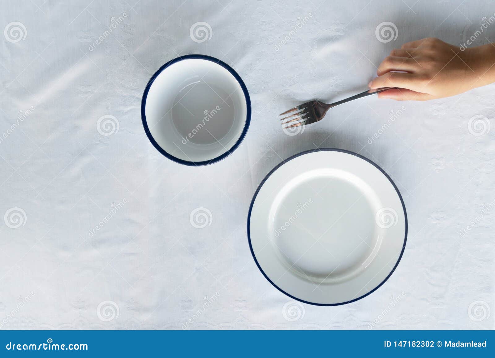 白色蓝色盘顶视图食物晚餐的在织品桌布背景库存照片 图片包括有食物 空白 蓝色 织品 藏品