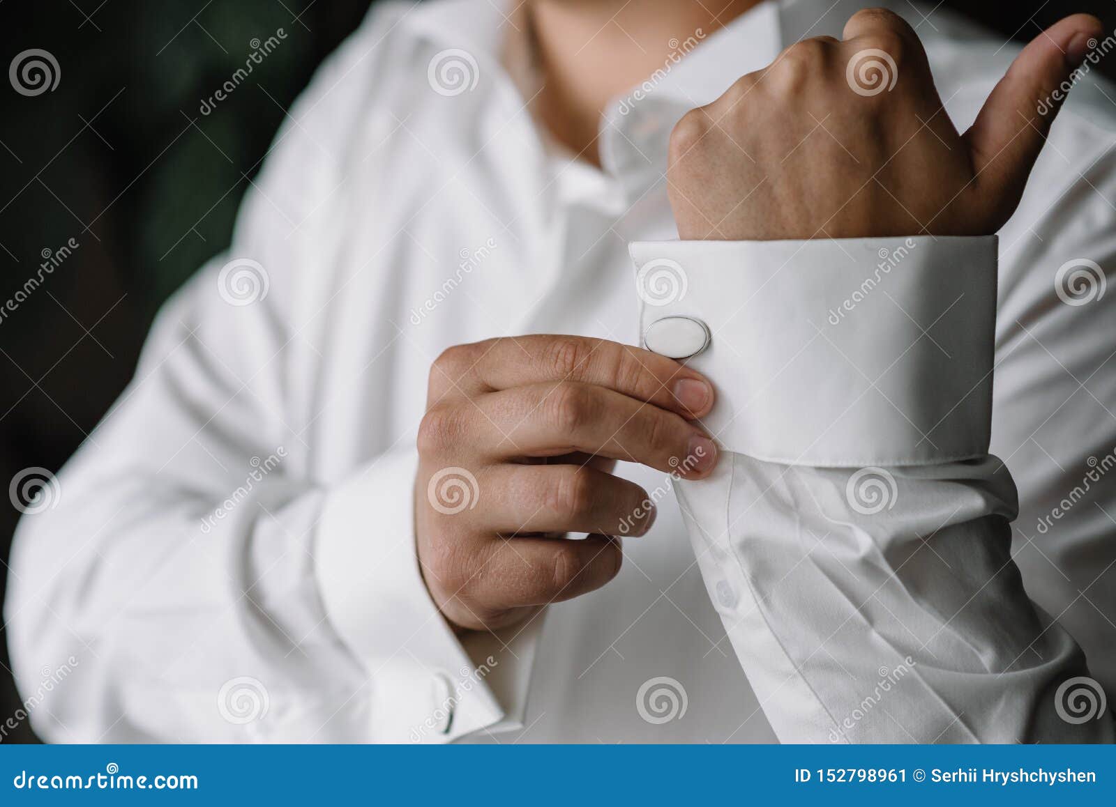 白衬衫背景的男性手 袖衬上带袖扣和手表 特写照库存图片 图片包括有概念 袖口 紧固 选矿 白衬衫背景的男性手 袖衬上带袖扣和手表 特写照库存图片 图片包括有概念 袖口 紧固 选矿