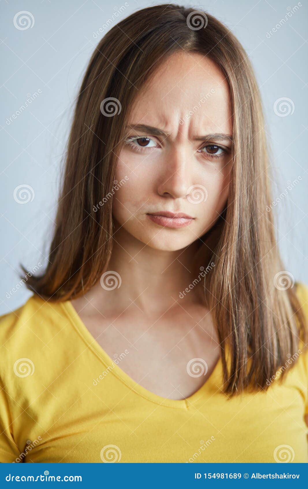 皱眉的严肃的女孩没有满意对她的皮肤库存图片 图片包括有