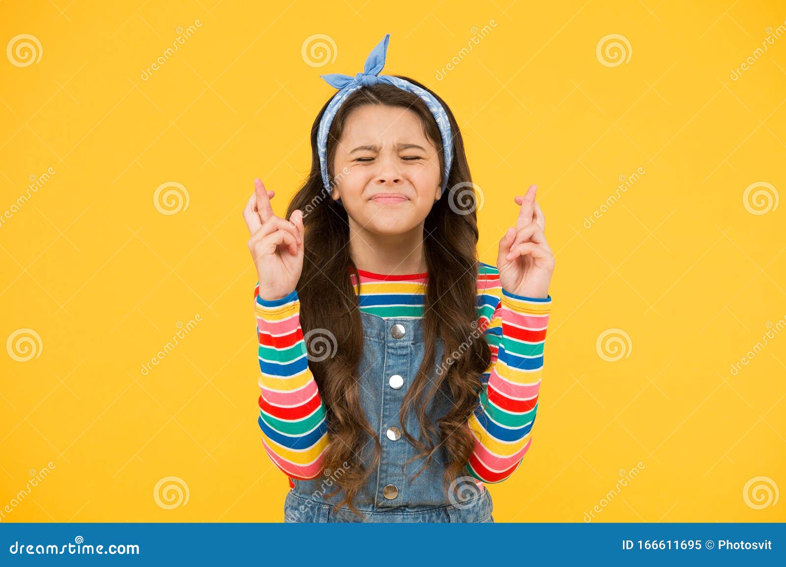 相信自己可爱的孩子做黄色背景小孩为了好运而祈祷带库存图片 图片包括有她自己 童年 相信自己可爱的孩子做黄色背景小孩为了好运而祈祷带库存图片 图片包括有她自己 童年