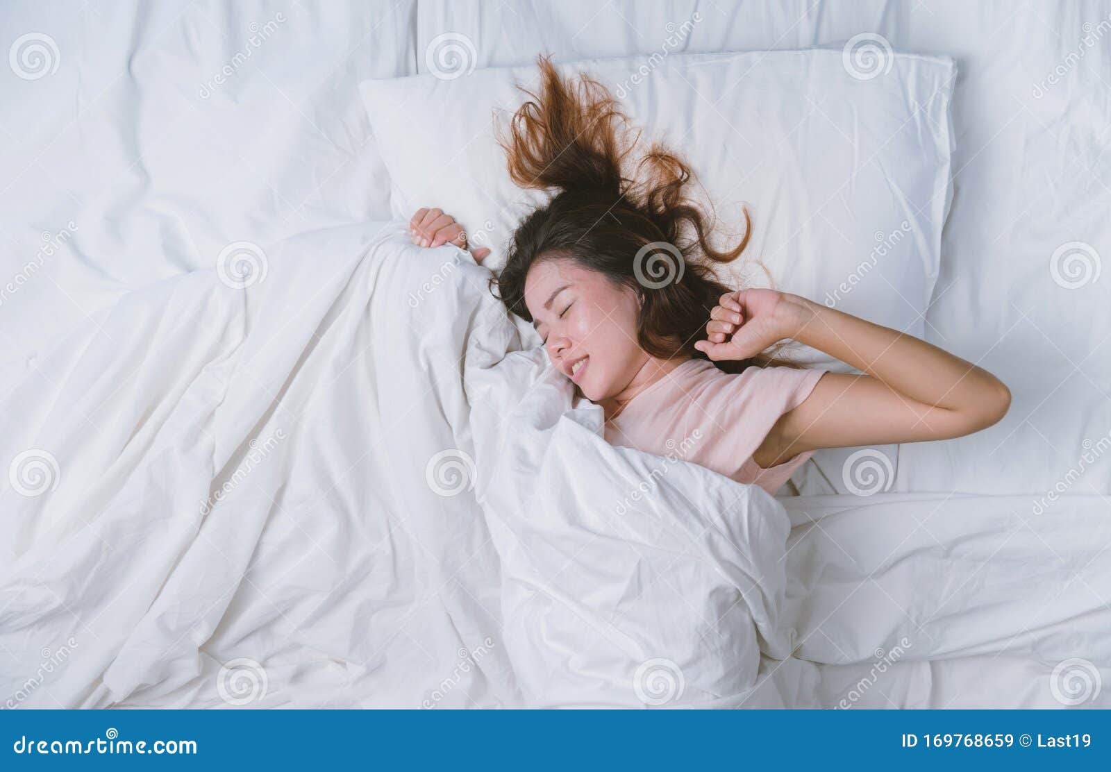 睡得舒服的年轻女人抱着柔软的白枕少女休息睡眠穿睡衣的女孩库存图片 图片包括有失眠 安静 睡得舒服的年轻女人抱着柔软的白枕少女休息睡眠穿睡衣的女孩库存图片 图片包括有失眠 安静