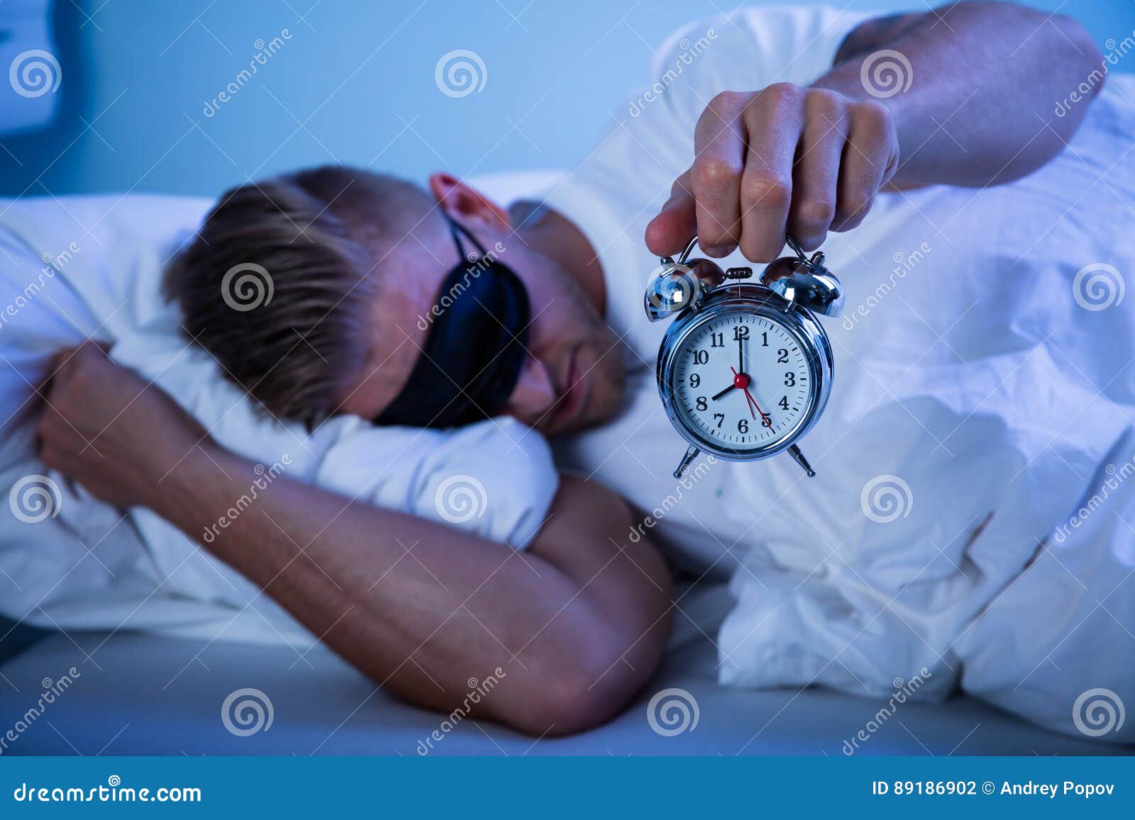 Сплю по 20 часов. Биологические часы. Часы на руках на кровати. Биологические часы мужчины.