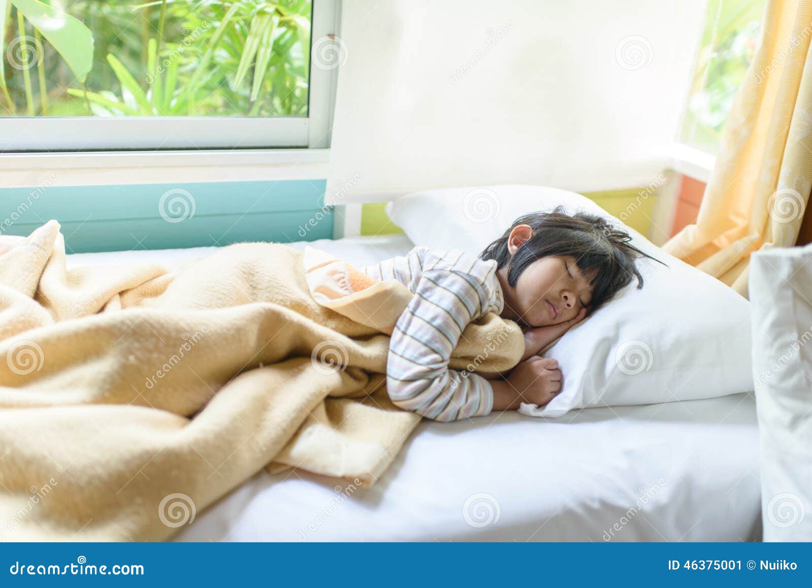 Азиатки спят видео. Ребенок спрятался под одеялом. Трах под одеялом пока дети спят.