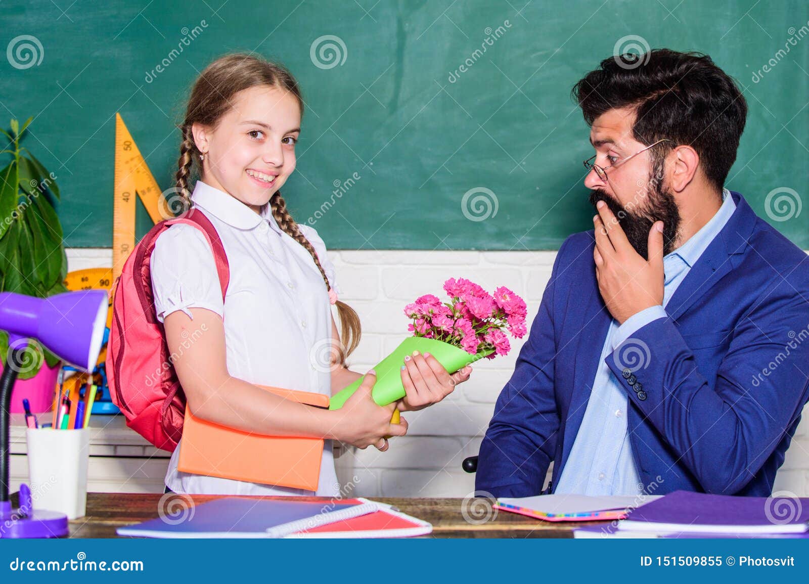 知识天是9月1日r Daugghter和父亲有花的与花花束的小学校女孩孩子库存图片 图片包括有 知识天是9月1日r Daugghter和父亲有花的与花花束的小学校女孩孩子库存图片 图片包括有