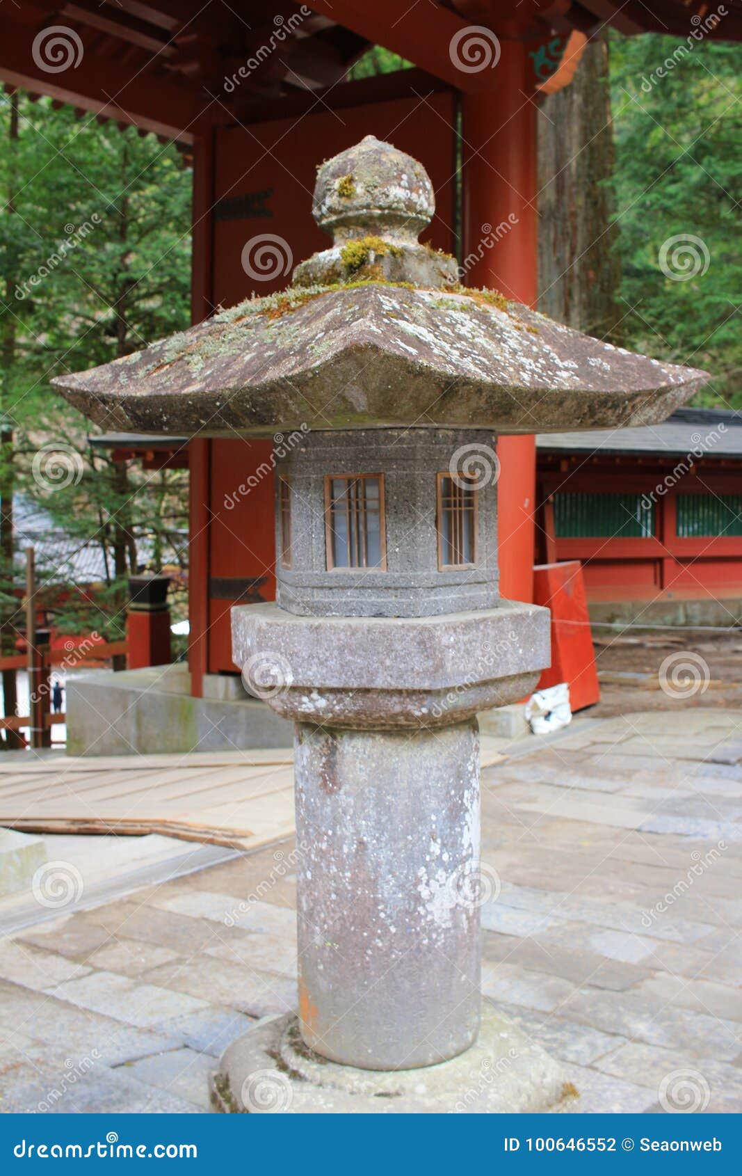 石灯在二荒山神社 日本图库摄影片 图片包括有闪亮指示 结构 日本 寺庙 石头