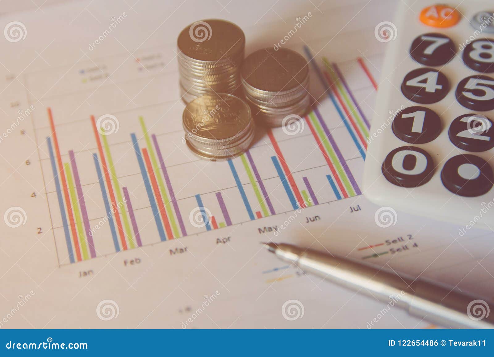 硬币堆积 计算器 在分析的财务数据 Financ的笔库存照片 图片包括有市场 图表 硬币堆积 计算器 在分析的财务数据 Financ的笔库存照片 图片包括有市场 图表