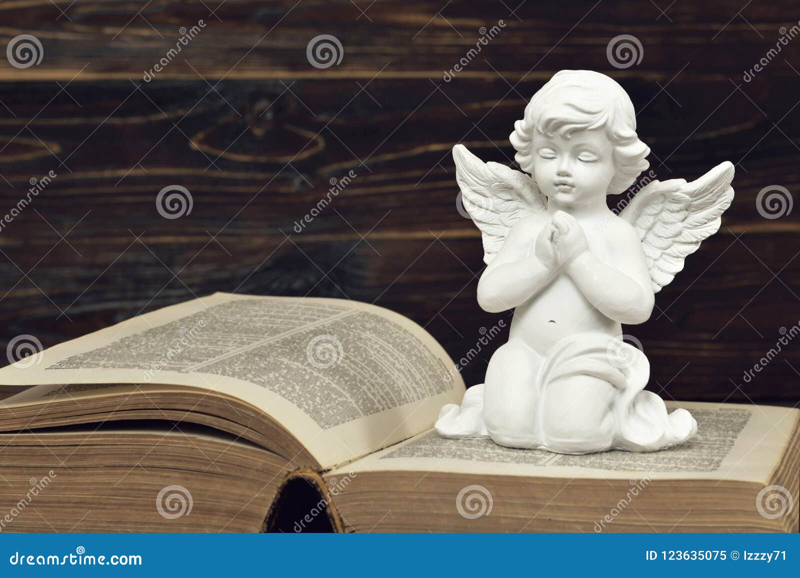 祈祷的天使下跪和库存图片 图片包括有 祈祷的天使下跪和库存图片 图片包括有