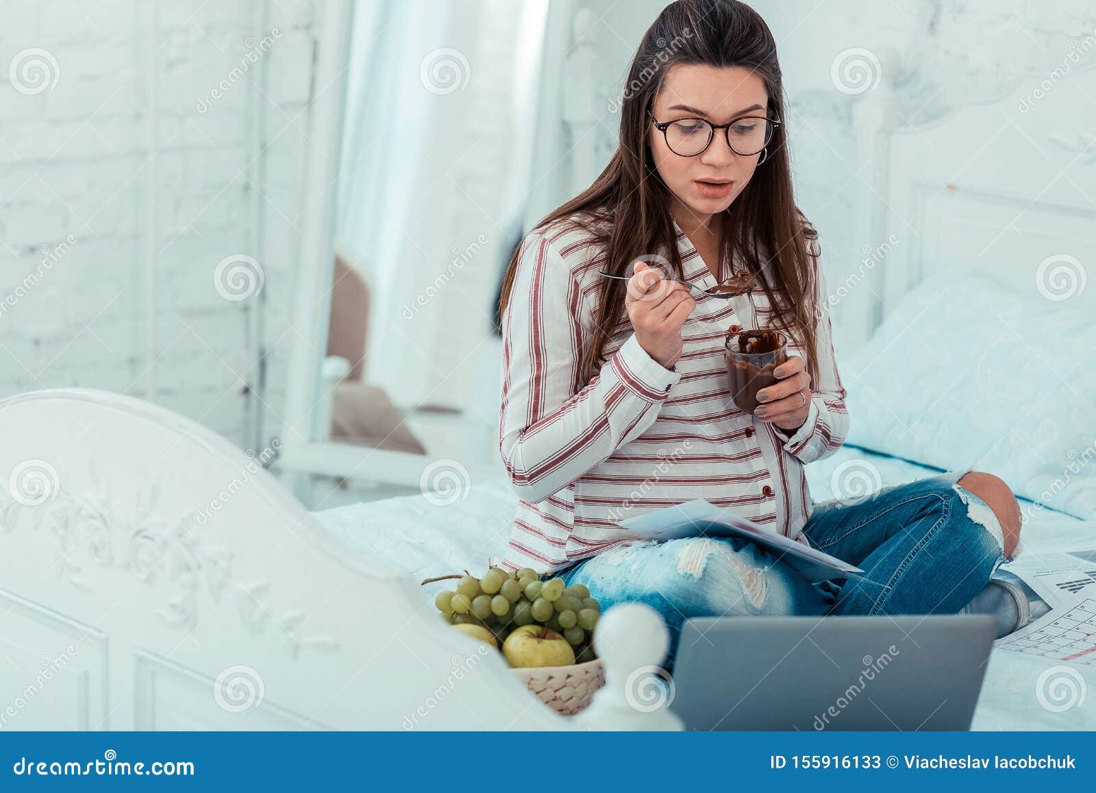 神秘怀孕的关于怀孕的女性观看的录影库存图片 图片包括有交往 感觉 婴孩 面部 任何地方 神秘怀孕的关于怀孕的女性观看的录影库存图片 图片包括有交往 感觉 婴孩 面部 任何地方