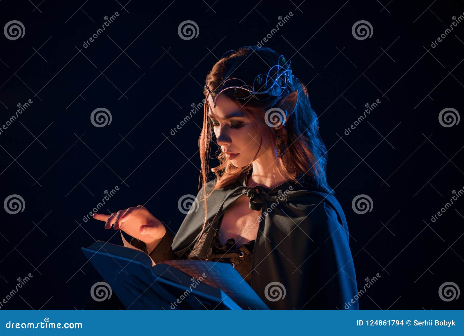 神秘的女性美丽的矮子侧视图在黑暗中的读不可思议的书库存照片 图片包括有 神秘的女性美丽的矮子侧视图在黑暗中的读不可思议的书库存照片 图片包括有