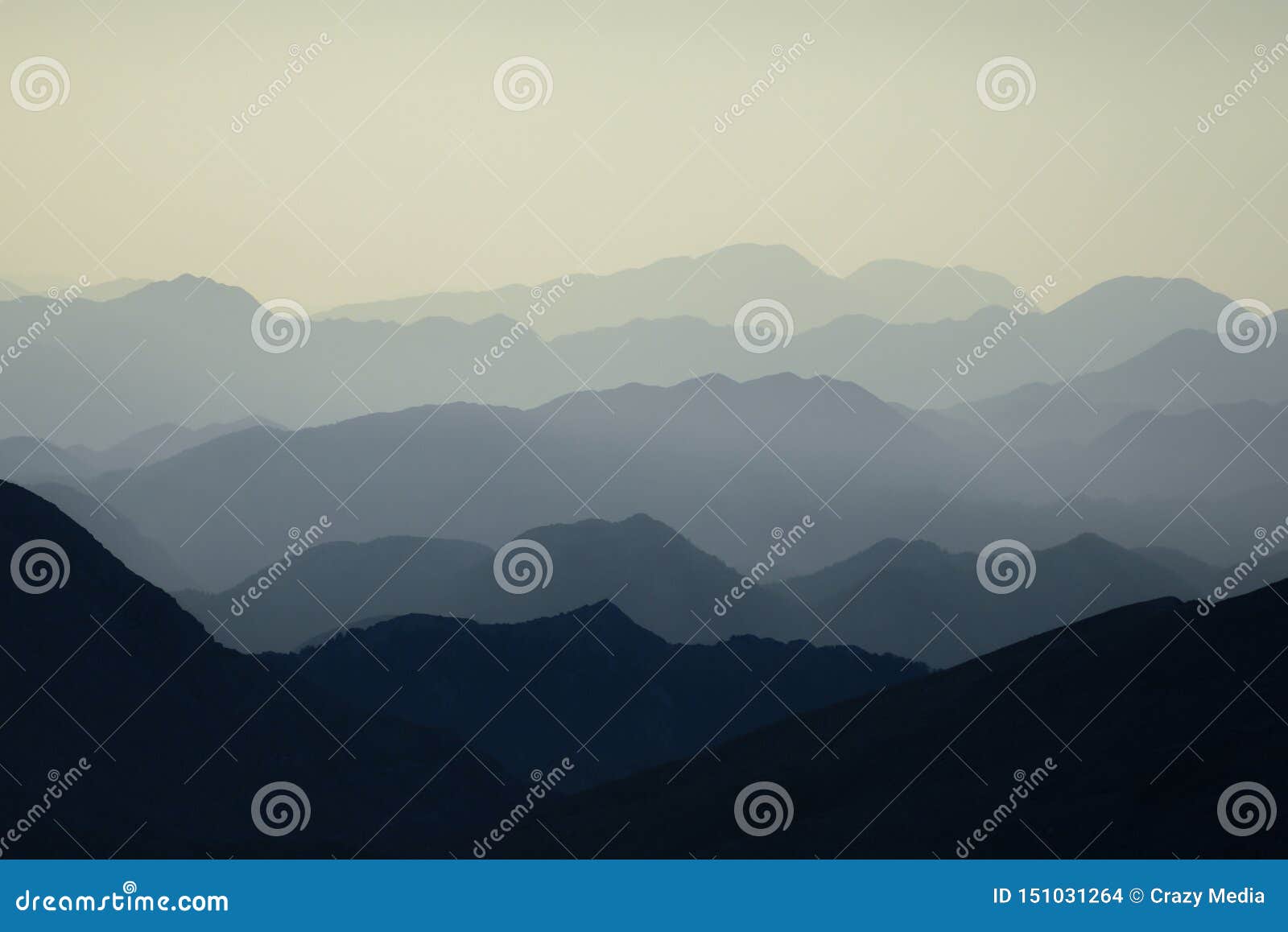 神秘的山层数库存照片 图片包括有蓝色 天空 户外 山脉 外出 薄雾 原野 范围 异常