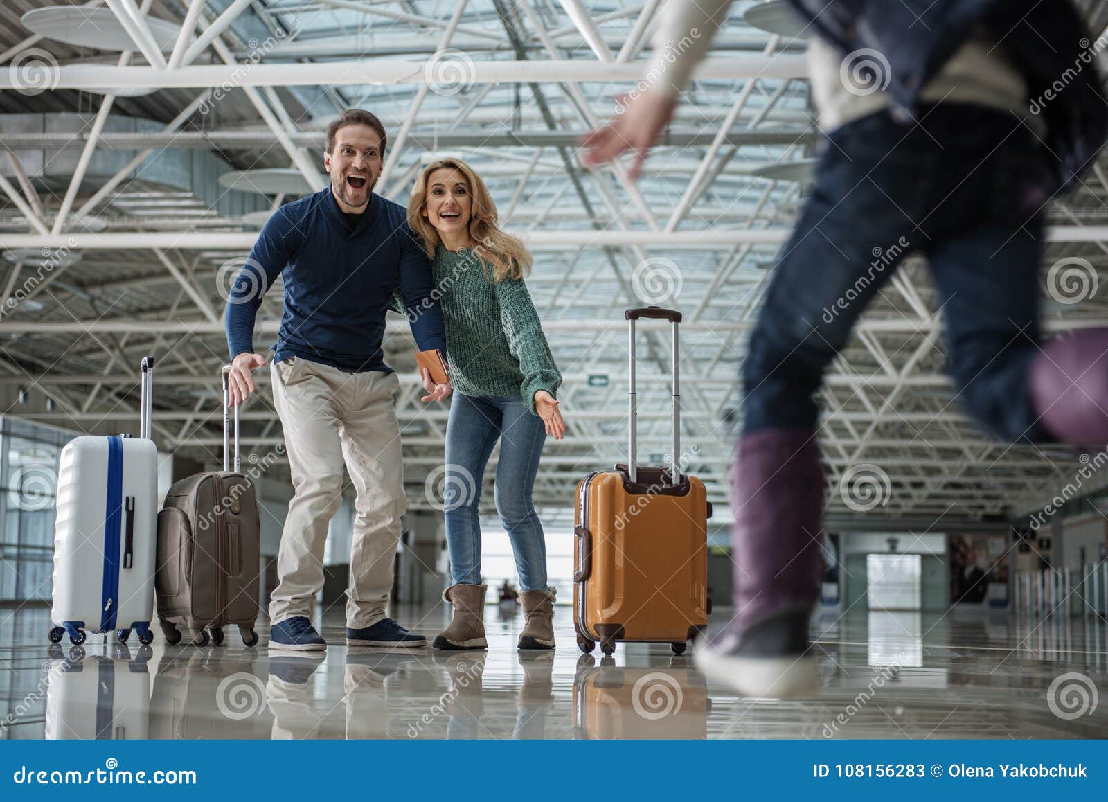 When you arrive at the airport. Meet the parents аэропорт. Друзья с чемоданами. Парень и девушка в аэропорту. Друзья в аэропорту.