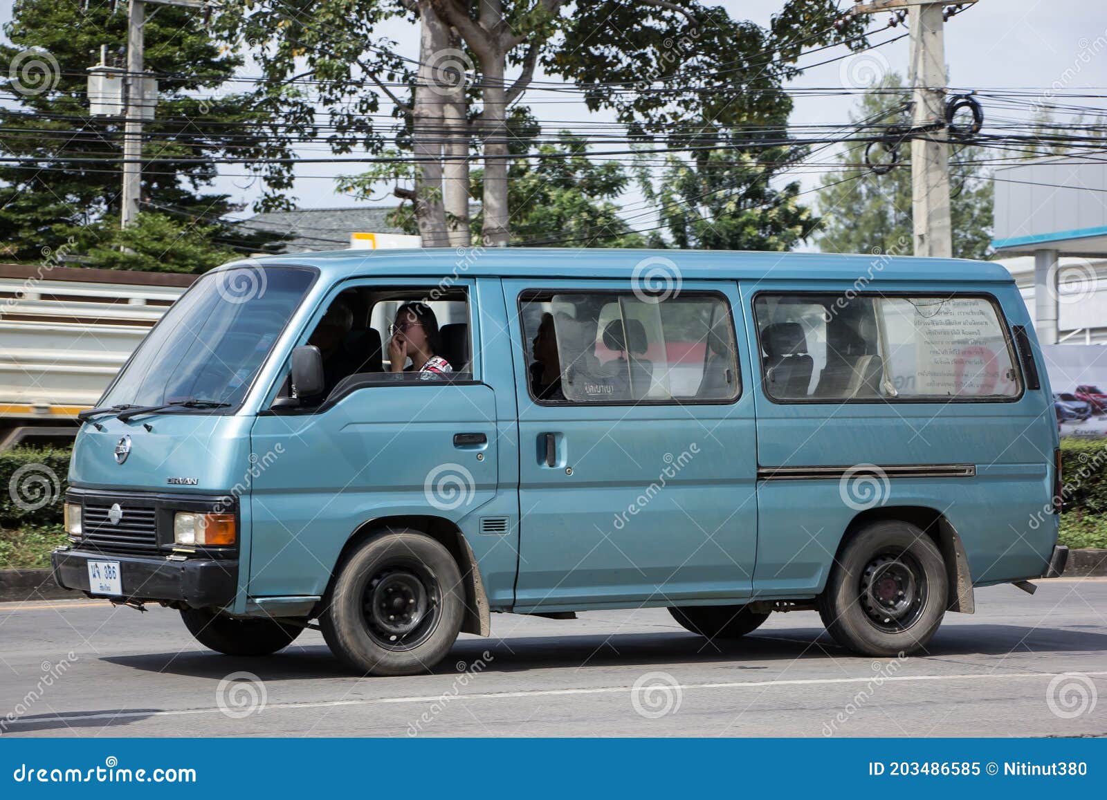 私人旧日产汽车 编辑类图片. 图片 包括有 自动, 都市, 旅行, 专用, 泰国, 通信工具, 有篷货车 - 203486585