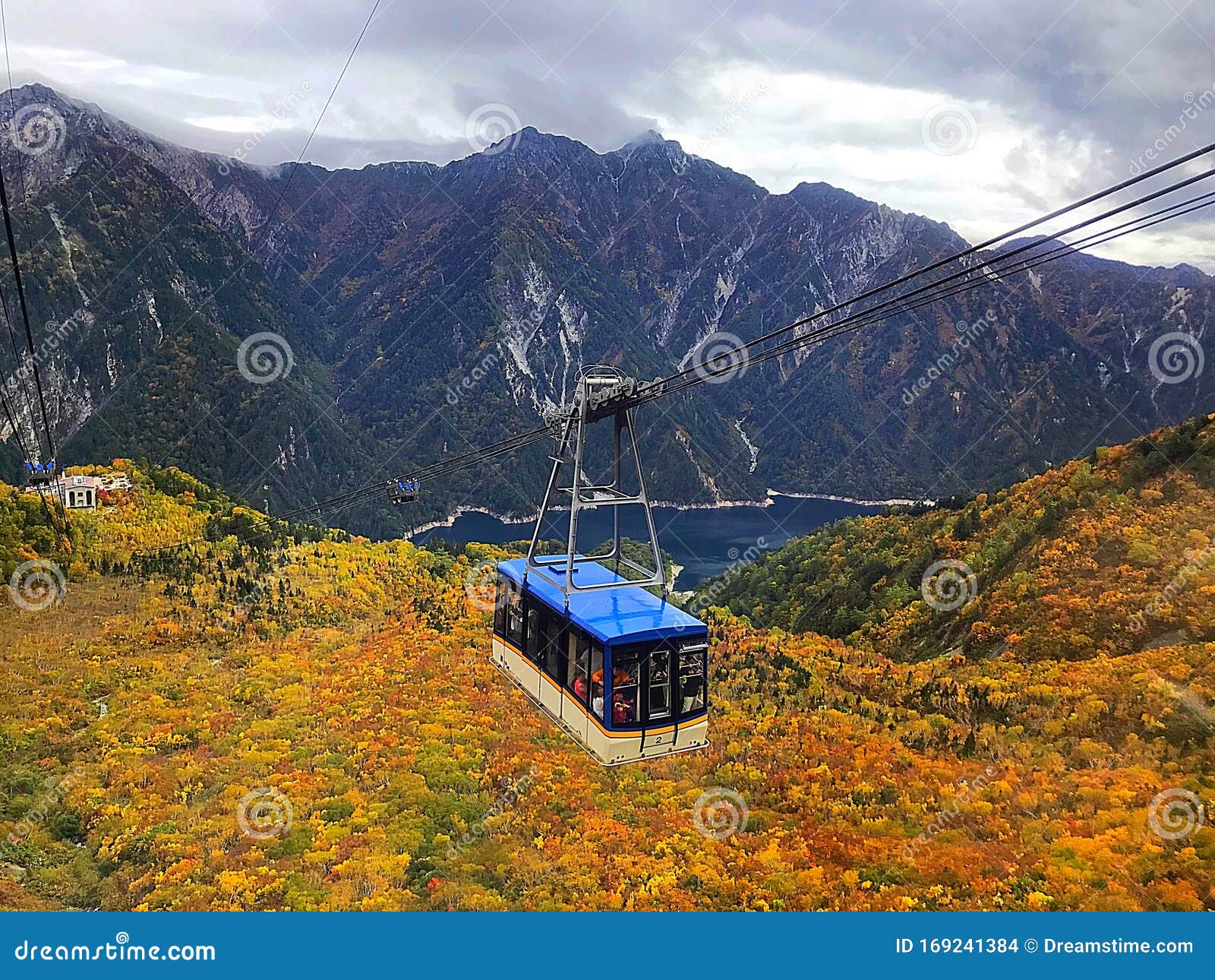 秋天立山黑部高山索道编辑类库存图片 图片包括有组塑 中间 岗位 自治权 天空 森林