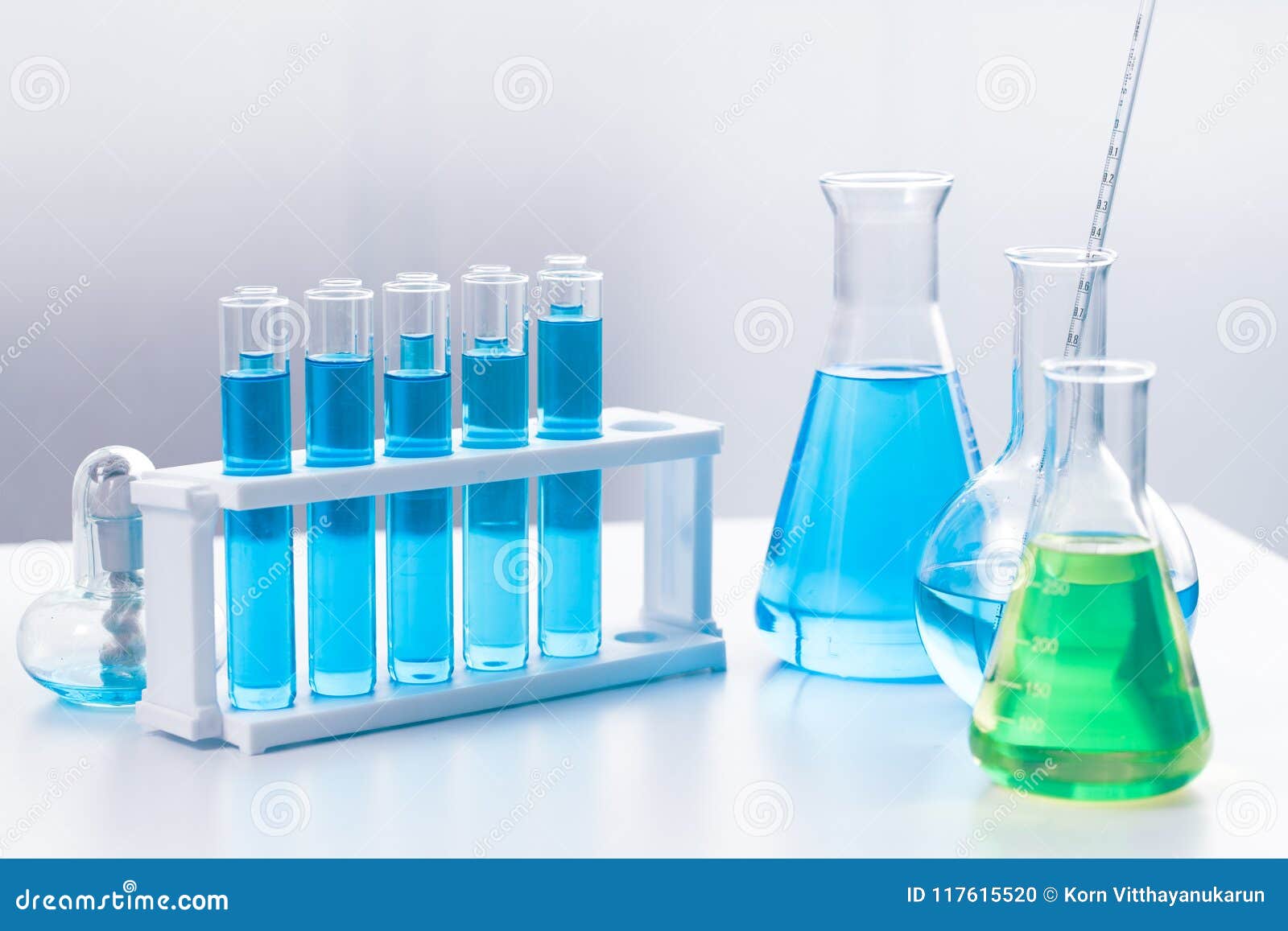 科学化工医疗玻璃器皿在背景的研究实验室库存照片 图片包括有 科学化工医疗玻璃器皿在背景的研究实验室库存照片 图片包括有