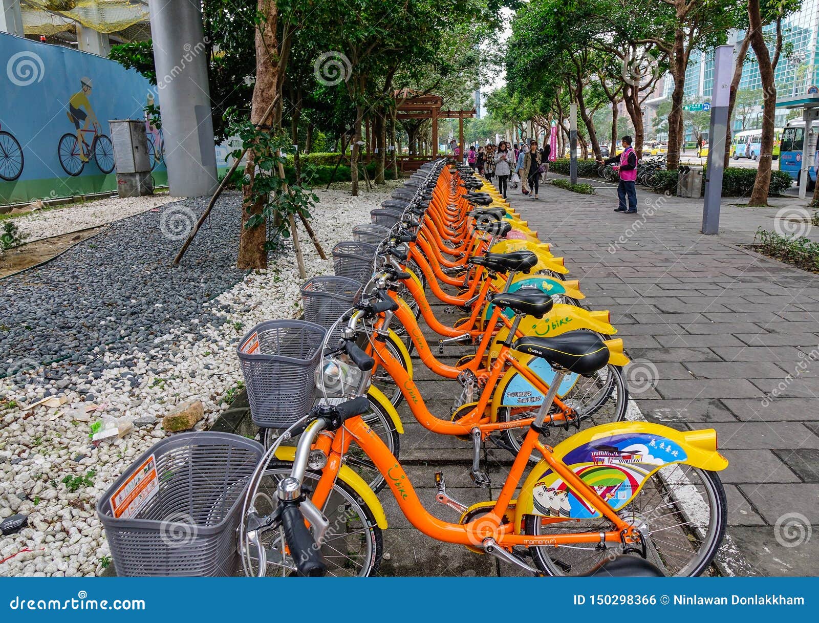 租的ubike在街道上在台北 台湾编辑类照片 图片包括有女演员 体育运动 五颜六色 自行车骑士