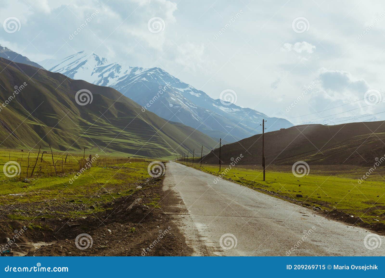 空山道 旅游度假出行 平静的陆地自然背景 照片 复制空间 风景名画库存图片 图片包括有