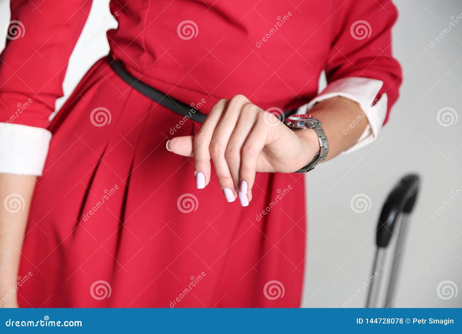 空服员看她的手表特写镜头库存照片 图片包括有妇女的 什么 飞行 查找 表面 手表 现有量 空服员看她的手表特写镜头库存照片 图片包括有妇女的 什么 飞行 查找 表面 手表 现有量