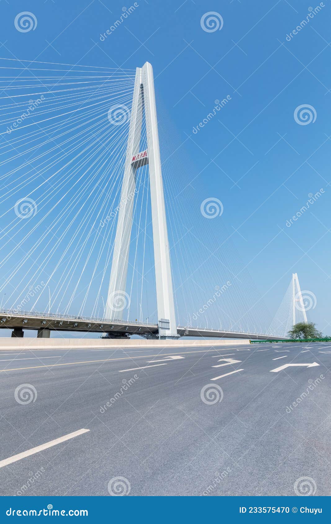 空沥青路和斜拉桥背景库存照片 图片包括有天空 贿赂 定向塔 横向 线路 背包 逗留