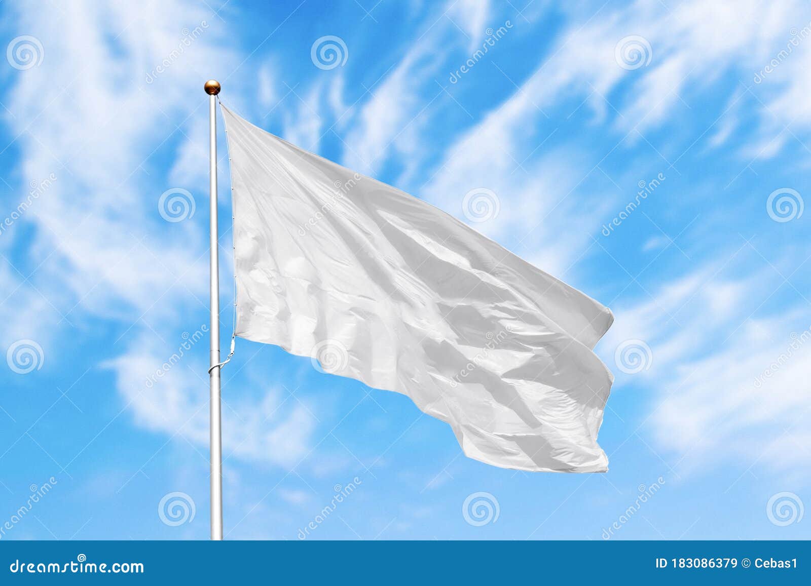 空白白旗 在蓝色多云的天空上有复制空间库存图片 图片包括有背包 户外 水平 复制 嘲笑
