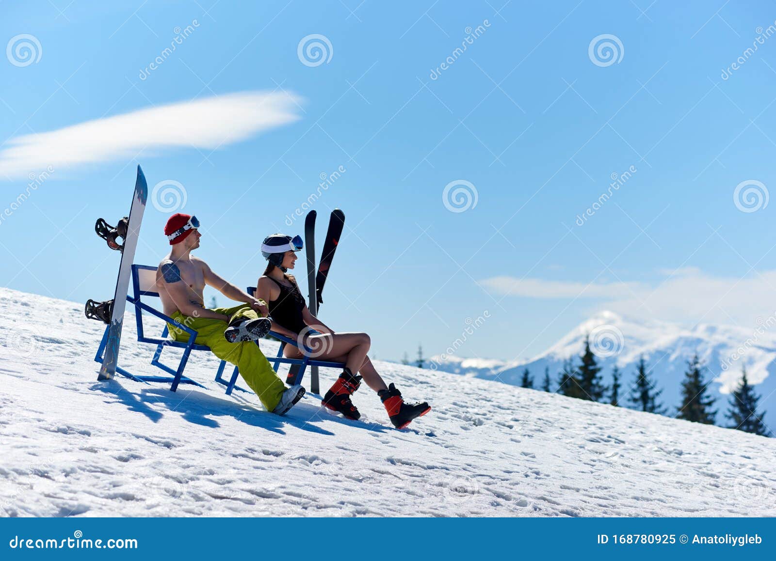 穿比基尼的性感滑雪女性和雪山背景上裸露躯干的单板滑雪男性库存图片 图片包括有山脉 横向 穿比基尼的性感滑雪女性和雪山背景上裸露躯干的单板滑雪男性库存图片 图片包括有山脉 横向