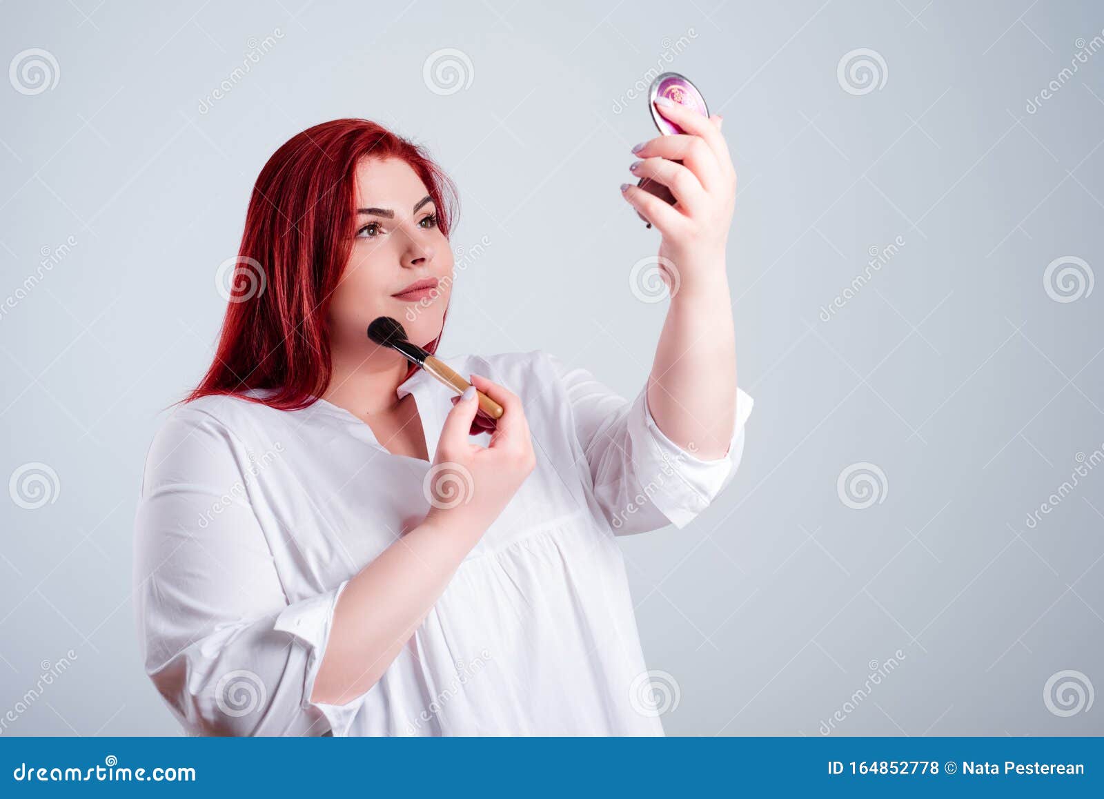 穿着休闲服的年轻胖女子用脸刷看小镜子身体阳性和营养不良库存照片 图片包括有弯曲 偶然 穿着休闲服的年轻胖女子用脸刷看小镜子身体阳性和营养不良库存照片 图片包括有弯曲 偶然