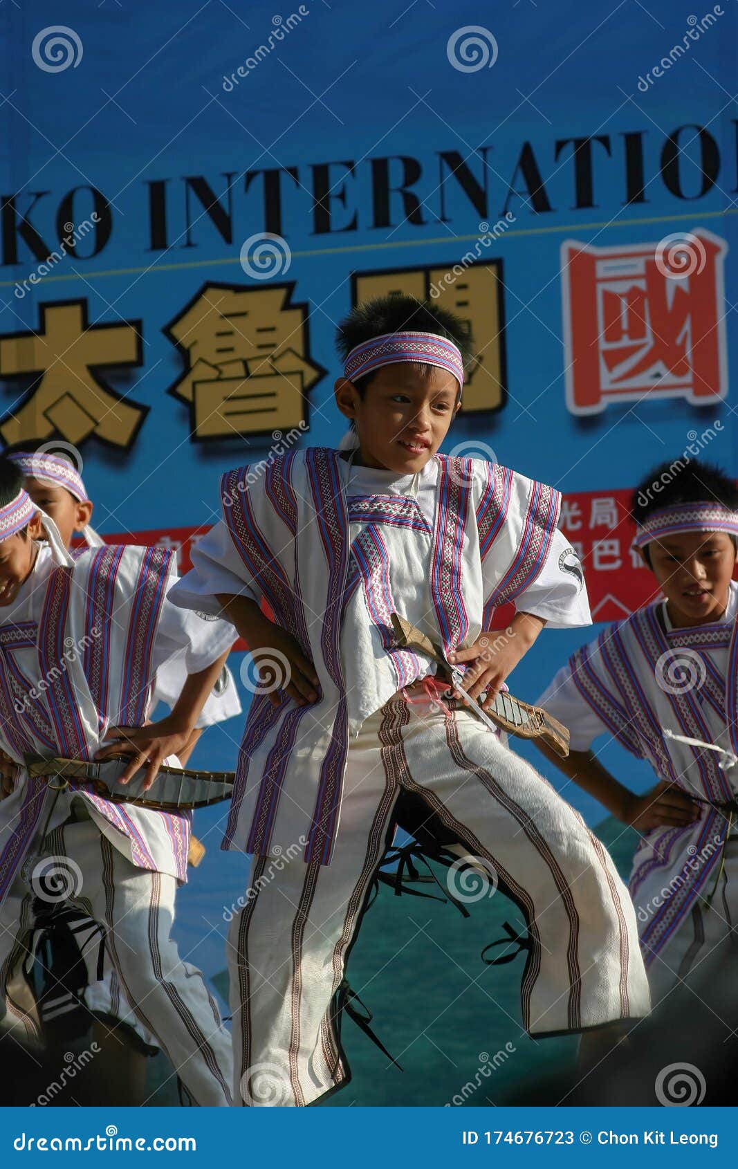 穿着传统阿美族服饰 表演编辑类库存照片 图片包括有台湾 礼服 孩子 人们 服装 室外