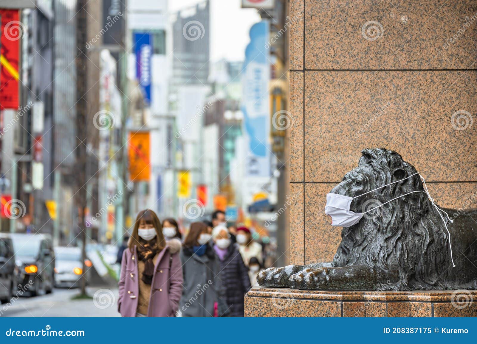 穿着口罩在三越银座的狮子雕像旁行走的行人 编辑类图片 图片包括有徽标 光环 地标 路面 医疗 穿着口罩在三越银座的狮子雕像旁行走的行人 编辑类图片 图片包括有徽标 光环 地标 路面 医疗