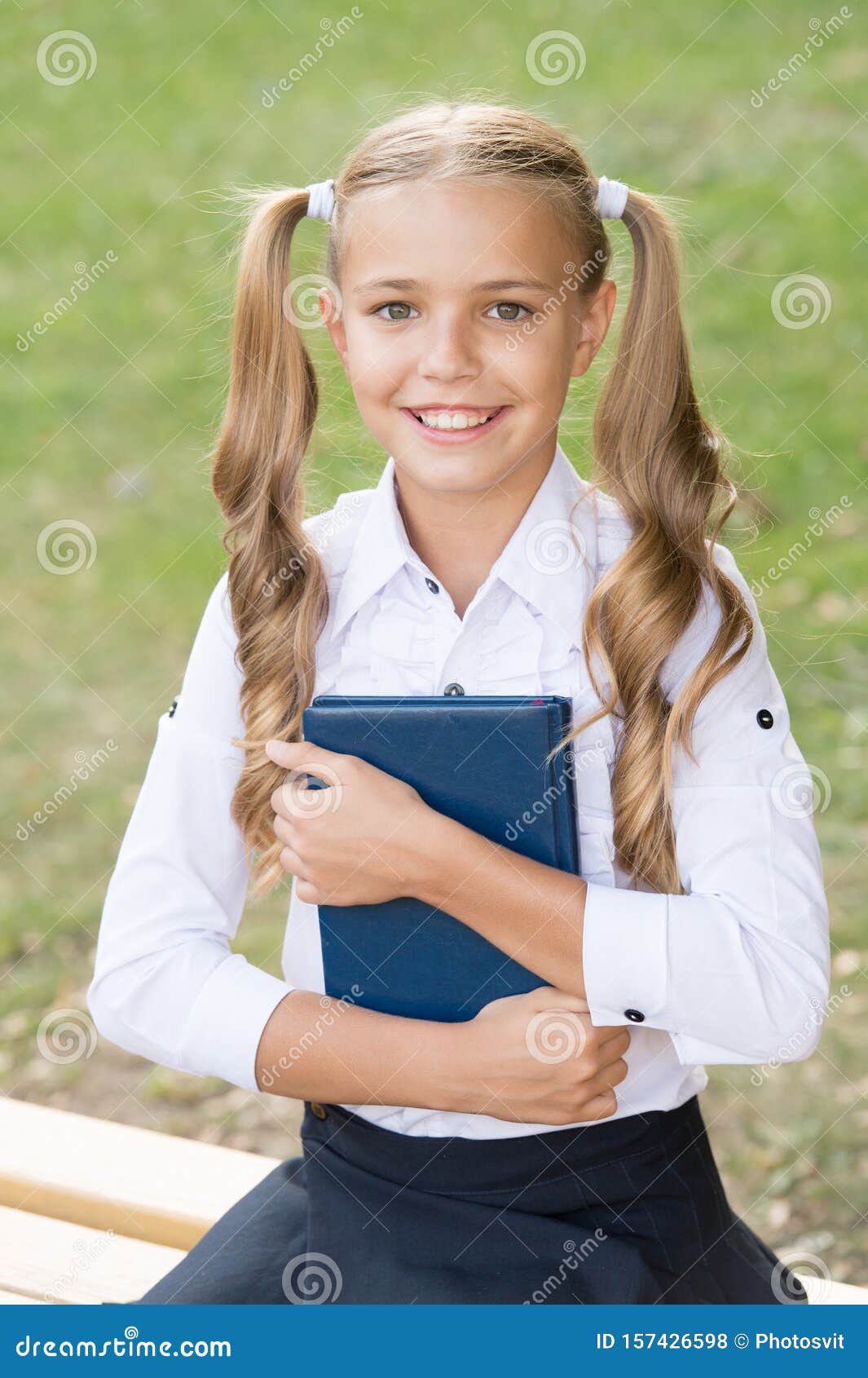 穿着古典复古制服的女学生读书老学校回到学校高雅的制服使得帅气小幸福库存照片 图片包括有外部 问题 穿着古典复古制服的女学生读书老学校回到学校高雅的制服使得帅气小幸福库存照片 图片包括有外部 问题