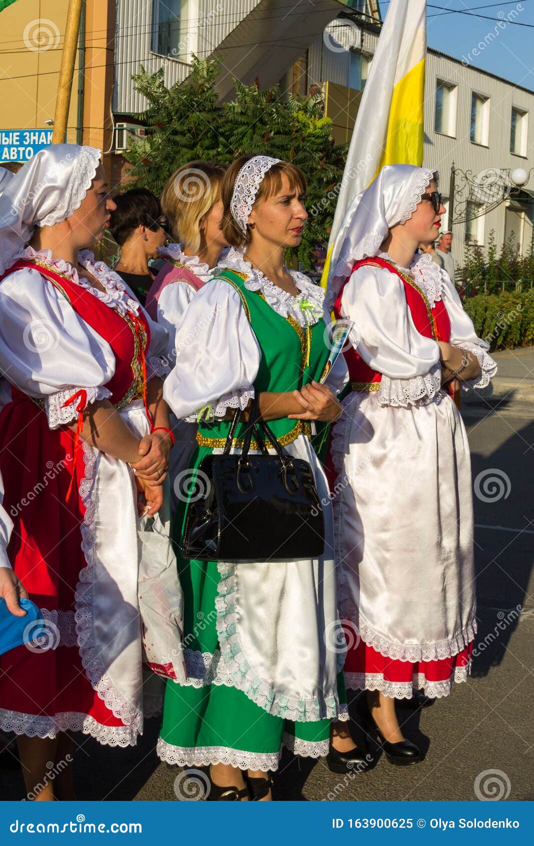 穿着捷克传统服装的陌生女性编辑类图片 图片包括有友谊 女性 成人 表面 表达式 华丽