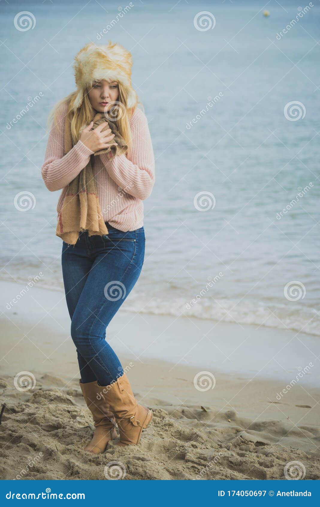 穿着时尚服装 在海边感觉冷的女士库存图片 图片包括有冷颤 时兴 毛茸 本质 自动驾驶仪
