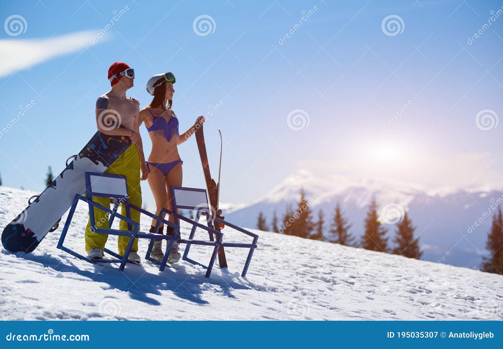 穿着比基尼的滑雪女性和裸身雪山背景的滑雪板男性. 库存图片. 图片包括有色情, 滑雪者, 痛饮, 天空- 195035307