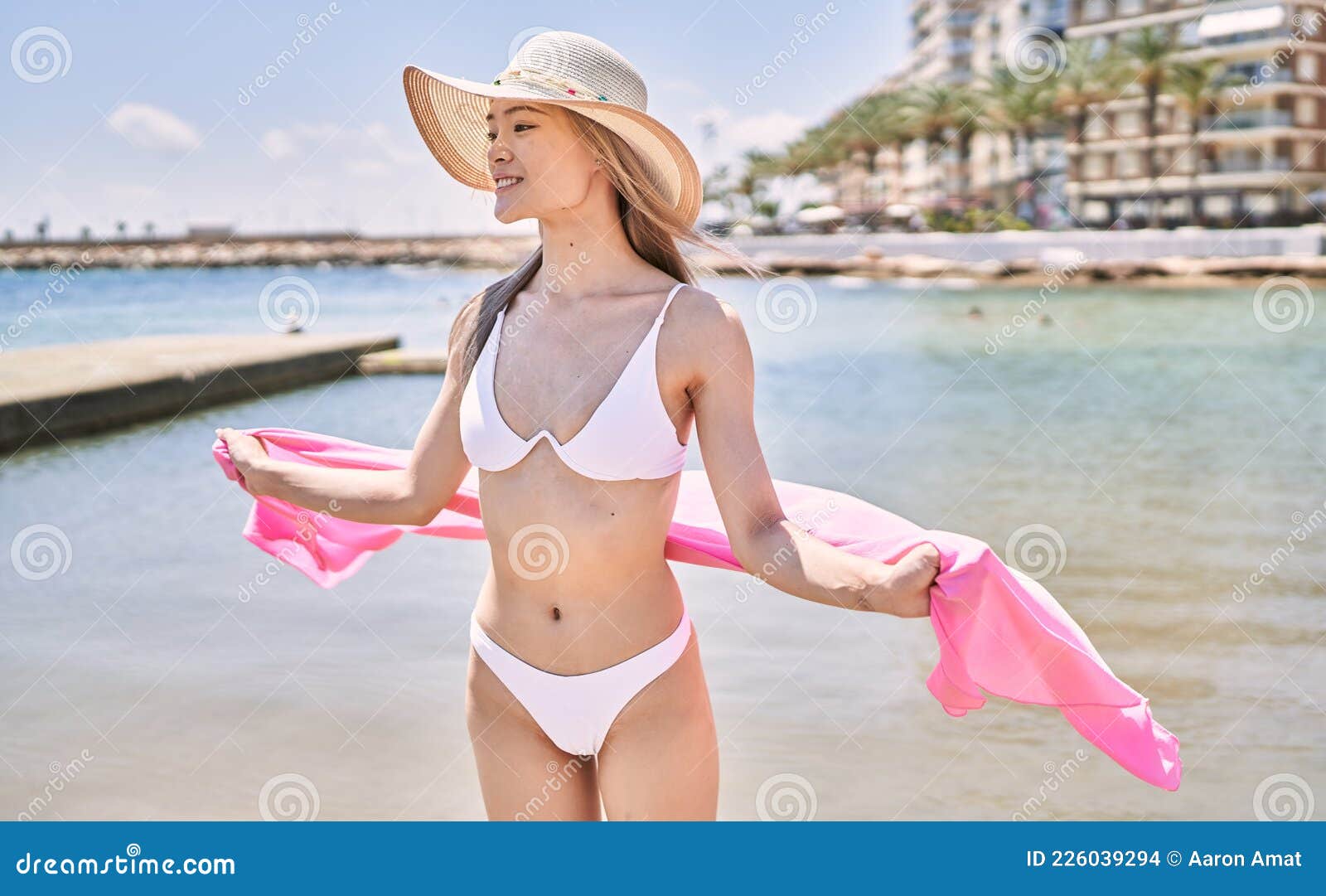 穿着比基尼站在沙滩上的年轻中国女孩库存照片. 图片包括有轻松, 爱好  image