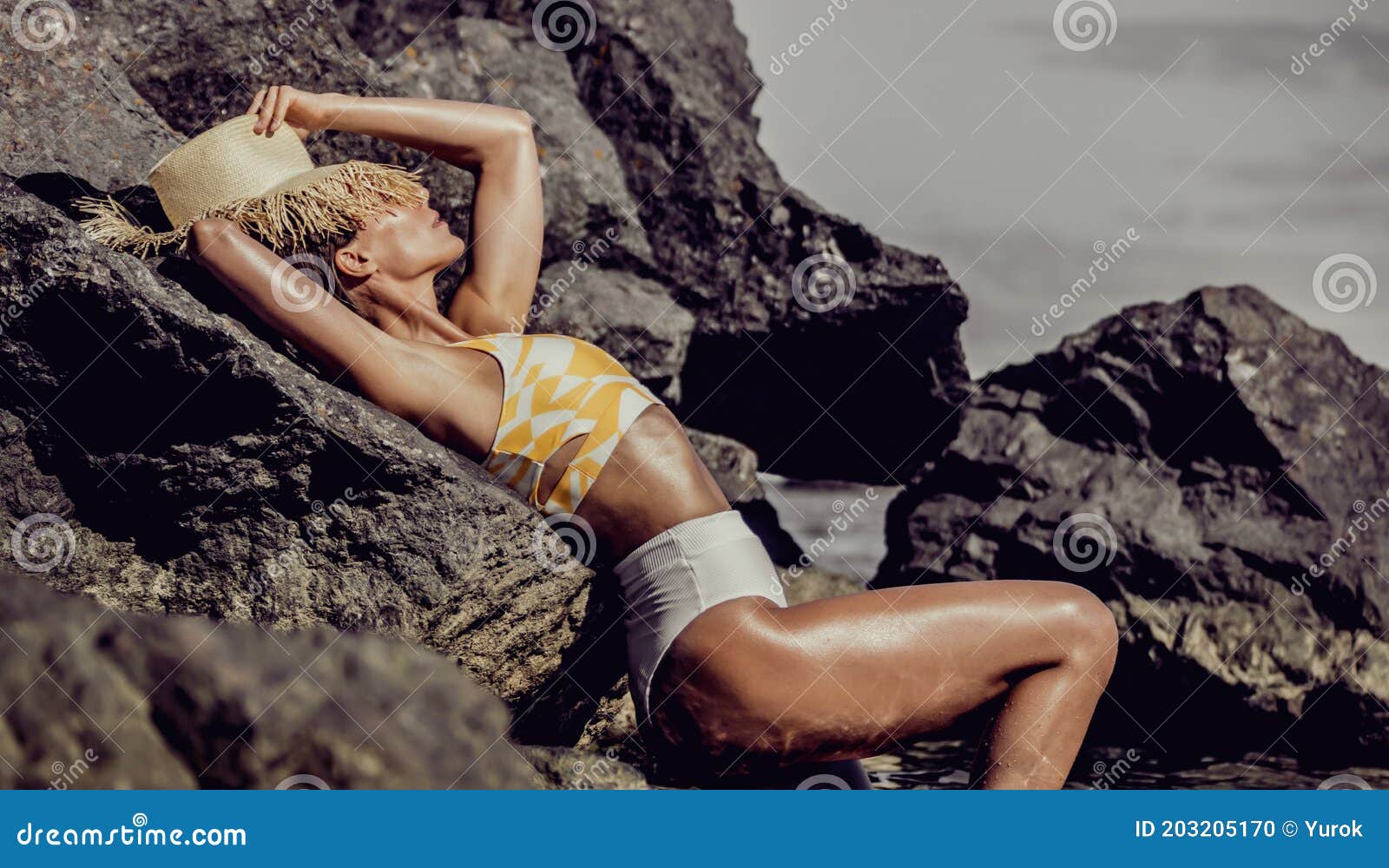穿着泳装、穿着古铜色泳衣、享受夏日白人模特海滩生活方式阳光的美女库存照片- 图片包括有阳光, 皮肤: 203205170