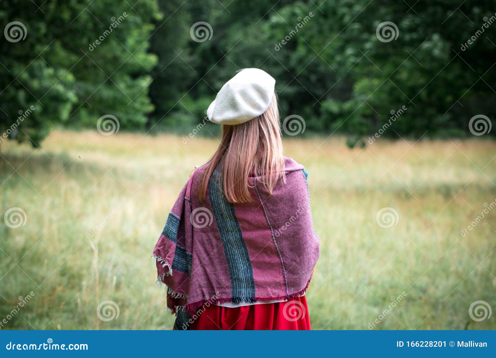 穿着白色贝雷帽的漂亮女人，从后面看库存图片. 图片包括有帽子, 悲伤, 寂寞, 粉红色, 女孩, 成套装备- 166228201