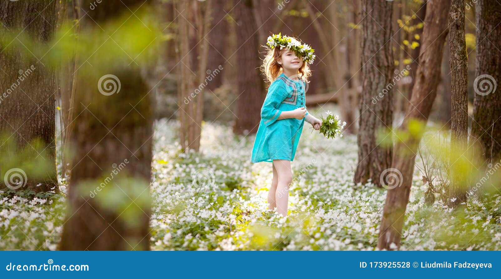 穿着蓝裙在春林中散步的漂亮小女孩花环上漂亮女孩的画像库存照片 图片包括有逗人喜爱 相当 穿着蓝裙在春林中散步的漂亮小女孩花环上漂亮女孩的画像库存照片 图片包括有逗人喜爱 相当