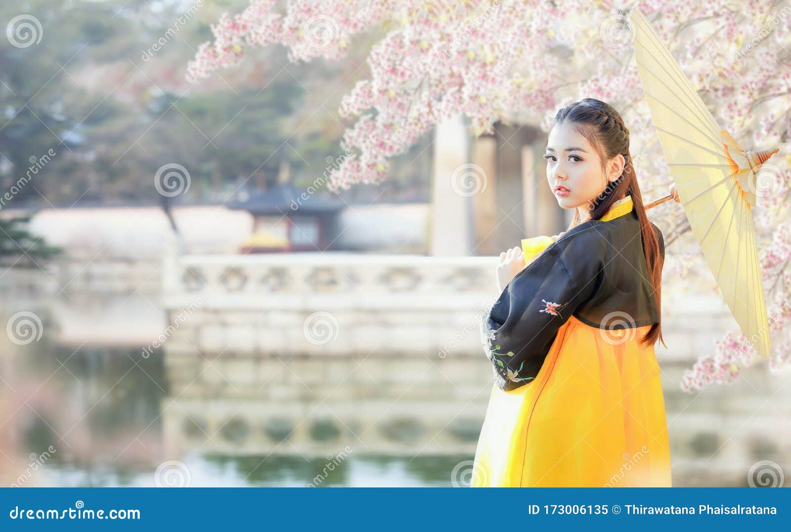 穿着黄伞的韩服的韩国女孩首尔著名的宫殿穿着传统朝鲜语的美女库存图片 图片包括有布琼布拉 有历史